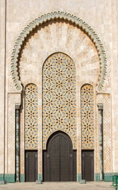 Gates Hassan Ii Camii güzel desenler, 1993 yılında inşa ile. Afrika ve dünyanın en büyük 5 en büyük cami Hassan Ii Camiidir. Onun 210 metre yüksekliğinde Minare dünyanın en yüksek olduğu.