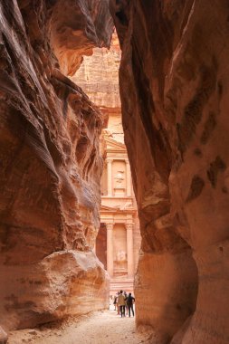 Hazine cliff tapınağın Siq gorge girişinden, Petra, Jorda görüntülendi