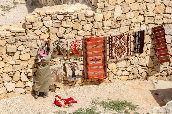 Karaka Jordanië April 2014 Een Man Opknoping Kleurrijke Tapijt Steenachtige — Stockfoto