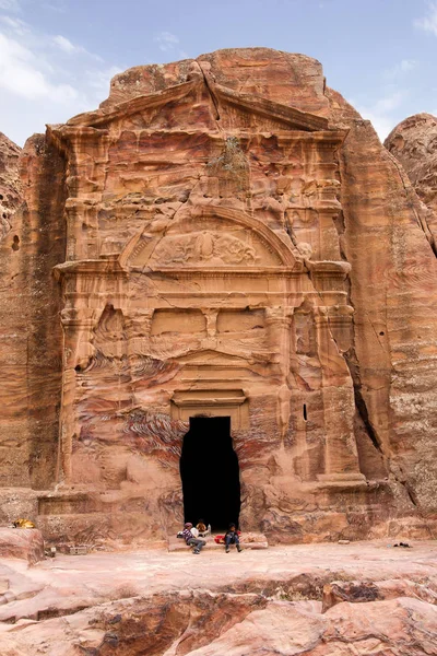 Petra Jordania Abril 2014 Niños Beduinos Jordanos Juegan Puerta Antiguo — Foto de Stock