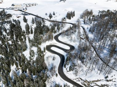 Isviçre Alpleri 'nde Maloja Pass başında bir saç pin gibi Curvy yol, Canton Grison, Isviçre