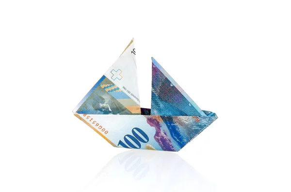 Schweizer Franken Gefaltet Als Boot Auf Weißem Hintergrund Mit Reflexion — Stockfoto