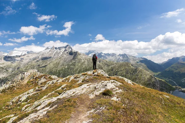Retkeilijä Seisoo Alppien Vuoren Huipulla Katsellen Grimselin Laaksoon Sveitsiin — kuvapankkivalokuva