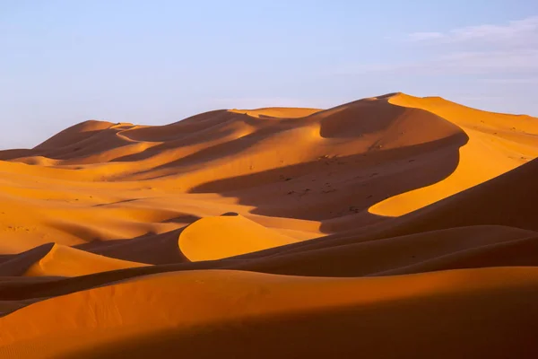 Zandduinen Met Lijnen Schaduw Sahara Woestijn Onder Blauwe Zonnige Hemel — Stockfoto