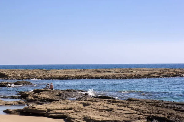 Coastline Sedimentary Rocks Tide Pools Northern Cyprus Two Persons Sitting — Stock Photo, Image