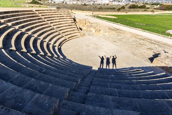 Anfiteatro Antigo Com Sombra Visitantes Parque Arqueológico Paphos Chipre Sul — Fotografia de Stock