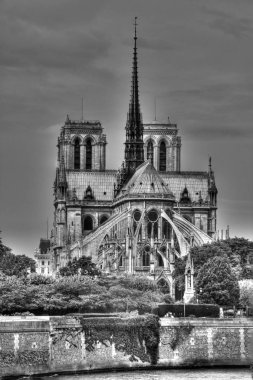 Notre Dame katedrali üzerinde kara bulutlar, Paris, Fransa (Hdr monchrome versiyonu)