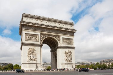 Paris, Fransa - Ağustos 2011: Paris'te champs elysees caddesinde Zafer Takı, Paris, Fransa ünlü manzara biridir