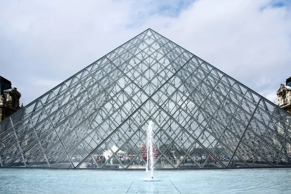Skleněná Builiding Pyramida Architekta Pei Cobba Osvobozená Muzeu Louvre Která — Stock fotografie