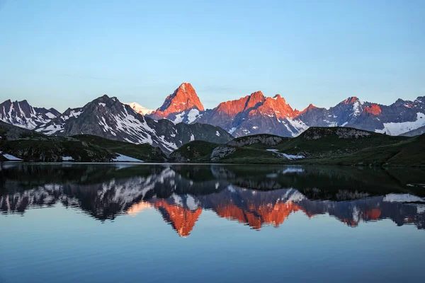 Lacs Fenetre Med Reflektion Vid Sunrise Schweiz — Stockfoto