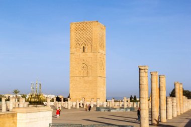 Rabat, Fas - 22.Şubat 2019: Rabat'ın Hasan Kulesi ve eksik Cami sütunları.