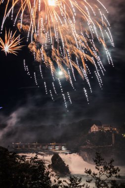 Rhinefall 1'de ateşle çalışıyor. Ağustos - İsviçre Ulusal Günü 