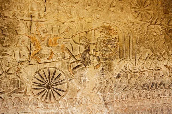 アンコールワット寺院の壁の救済にドラゴンパレードと古代戦争のお祝い カンボジア — ストック写真