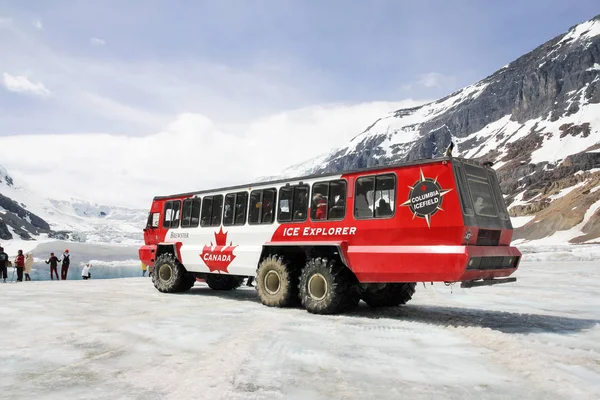Jasper Ulusal Parkı, Kanada - 07 Haziran 2015: Kırmızı-beyaz Buz Kaşifi, buzulun doğasını görmek için Turistleri Athabasca Buzulu'na taşıyan kar kaplamalı araba.