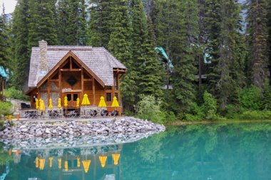 Emerald Lake, Kanada - 07 Haziran 2015: Yoho Ulusal Parkı'ndaki Zümrüt Gölü'nün güzel yerinde ki Restaurant Cilantro On the Lake, Britisch Columbia, Kanada 