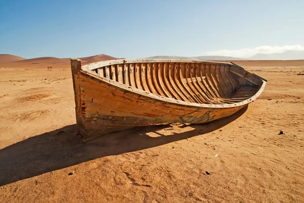 Trasig Kasserad Båt Öknen — Stockfoto