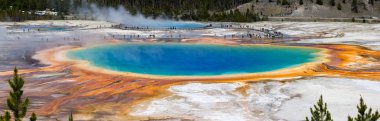 Yellowstone Milli Parkı' ndaki büyük prizmatik bahar havzasının Panarama görünümü, Wyoming