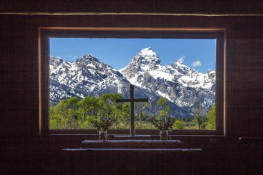 Grand Teton merkezinde bir Hıristiyanlık haç ile Transfiguration pencereahşap Şapel görünümü zirveleri