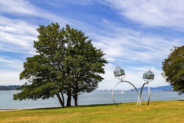 Vancouver, Kanada - 13 Haziran 2019: Diamond Nişan Yüzükleri şeklinde sokak lambaları ile Vancouver Sunset Beach - sanatçı Dennis Oppenheim tarafından heykel