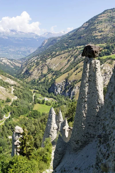 スイスアルプスのピラミッド ユージーンや妖精の煙突岩の形成 岩石は浸食された旧氷河のモレーンのバランスを保っている 地質学的形成の下に道路峠が建設された — ストック写真
