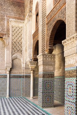 Madrasa Bou Inania İçişleri - yüksek öğretim için eski enstitü. Marinid mimari sanatı ile ünlüdür.. 