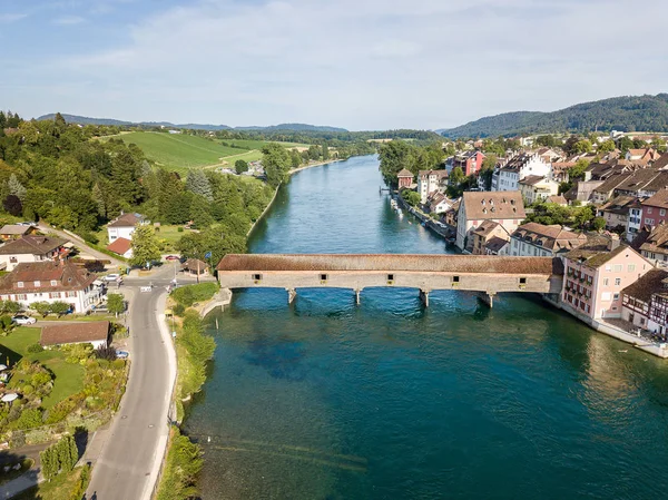 スイスの旧市街ディゼンホーフェンとドイツの町ゲリンゲンを結ぶライン川に架かる古い木製の屋根付き橋の航空写真 — ストック写真