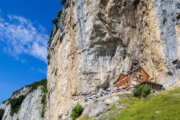 Ebenalp Suiza Agosto 2019 Casa Huéspedes Aescher Wildkirchli Contra Acantilado —  Fotos de Stock