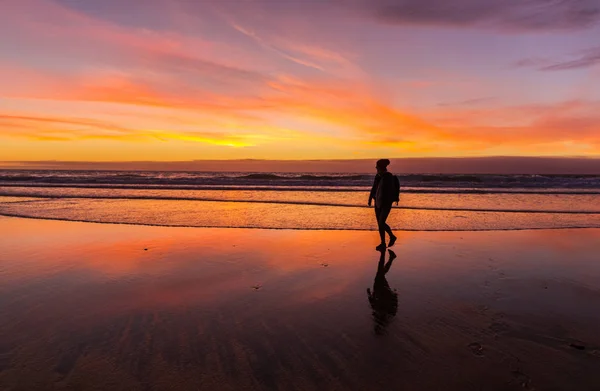 Αλγάν Πορτογαλία Νοεμβρίου 2018 Ταξιδιώτης Απολαμβάνει Ηλιοβασίλεμα Στην Όμορφη Ακτή — Φωτογραφία Αρχείου