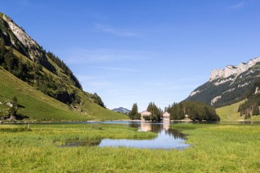 Lake Seealpsee sulak ile ön planda ve Ev yansıması Ebenalp vadisinde, Appenzellerland, İsviçre