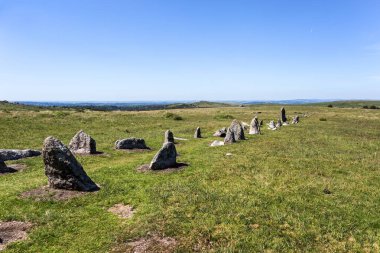 Dartmoor gizemli taş satırlar, tarih öncesi duran taşlar.