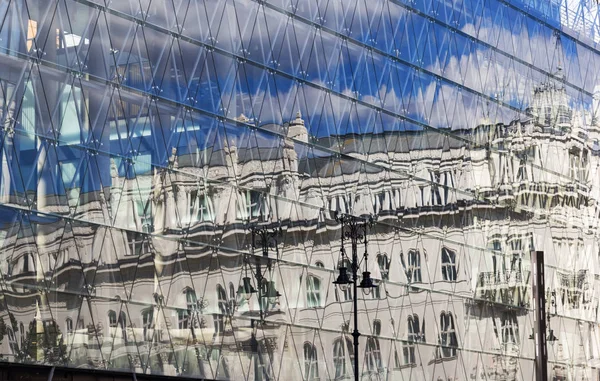 Nuevo Viejo Una Fachada Moderna Vidrio Refleja Antiguo Edificio Estilo — Foto de Stock