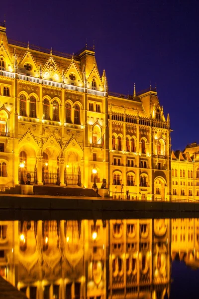 Edifício Parlamento Húngaro Iluminado Noite Com Reflexão — Fotografia de Stock