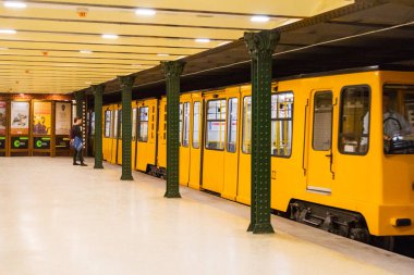 Budapeşte, Macaristan - 12 Eylül. 2019, Metro Hattı 1. Budapeşte 'de metro hattının en eski ve Avrupa' da 1896 'da inşa edilen ilk hattıdır. Unesco Dünya Mirası Sitesi 'nde listelenmiş.. 