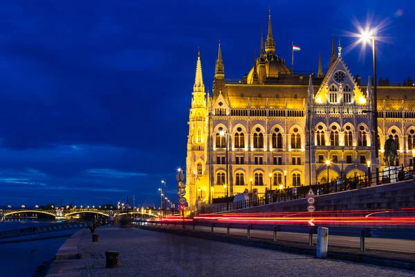 Edificio Del Parlamento Húngaro Iluminado Por Noche Ribera Del Danubio — Foto de Stock