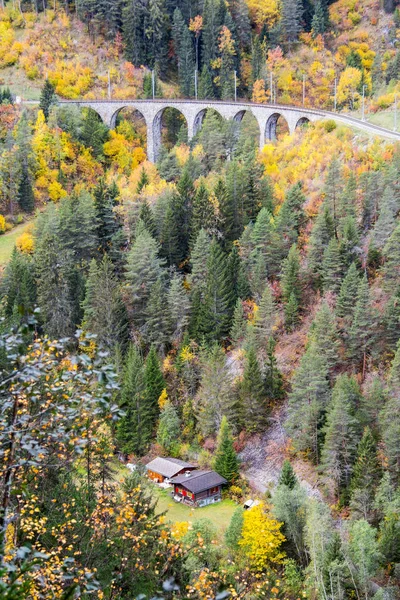 Chalets Tief Bunten Wald Der Herbstsaison Den Bergen Mit Der — Stockfoto