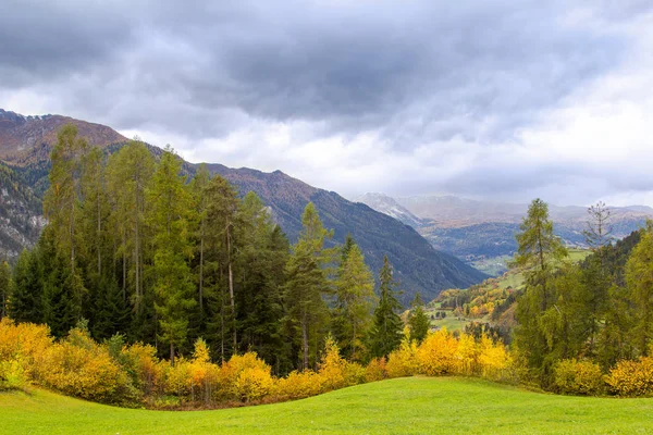 Tempesta Che Avvicina Sulla Collina Autunnale Nella Valle Della Montagna — Foto Stock