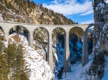 Landwasser Viaduct 'un hava görüntüsü, 1901' de İsviçre 'nin dağ demiryolu mühendisliği harikası ve 2008' den beri bir unesco mirası.. 