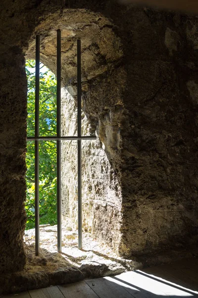 Okno Železnými Mřížemi Kamenné Zdi Výhledem Jarní Čas Venku — Stock fotografie