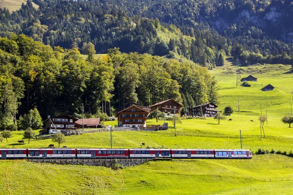 Kaiserstuhl Switezrland Září 2019 Vlakový Expres Mezi Lucernem Interlake Projíždí — Stock fotografie