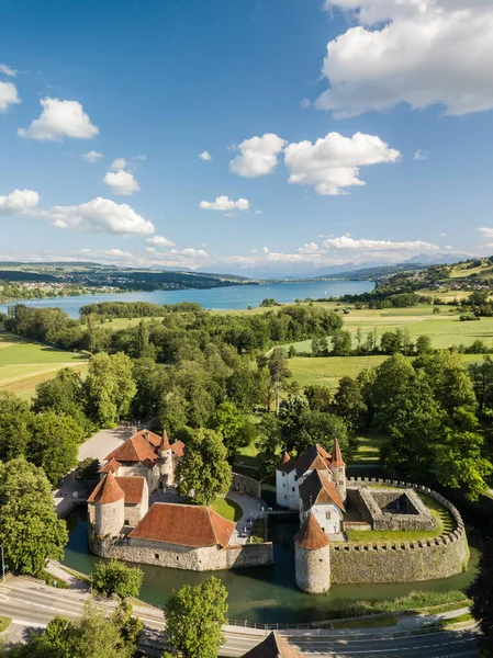 以哈尔维尔湖为背景的阿尔高州哈勒维勒城堡的空中无人机图像 城堡是瑞士最重要的城堡之一 — 图库照片