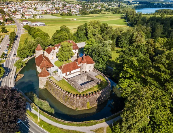 阿尔高州的移动哈尔维勒城堡的空中无人机图像 它位于阿拉巴赫河中的两个岛屿上 是瑞士最重要的移动城堡之一 — 图库照片