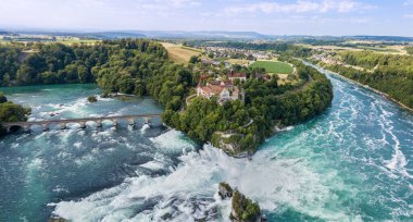 İsviçre 'deki Schloss Laufen şatosuyla Rhine Falls' un insansız hava fotoğrafçılığı. Rhine Falls Avrupa 'nın en büyük şelalesidir.