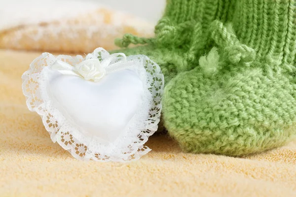 Green Baby Socks Heart Shape Small Cursion Yellow Fluffy Blanket — Stock Photo, Image