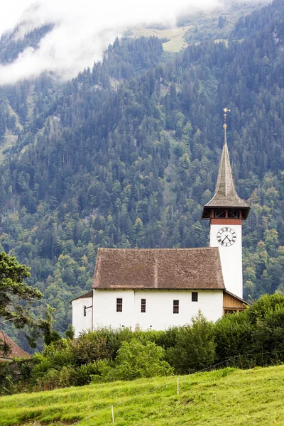 背景に森のある高い丘の上の白い礼拝堂 — ストック写真