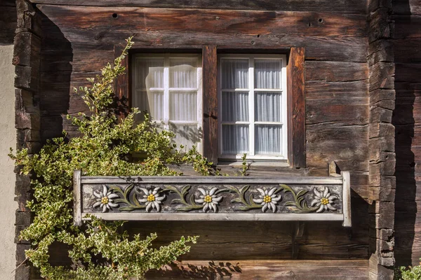 Panela Flores Madeira Com Escultura Flores Edelweiss Colocada Janela Antigo — Fotografia de Stock