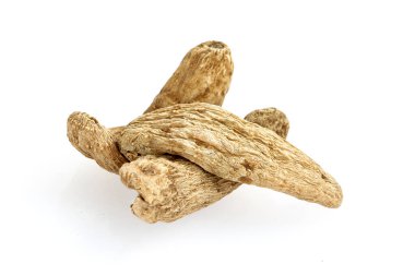 Çin bitkisel ilaçları - Tianma, Gastrodiae Rhizoma veya Uzun Gastrodiae beyaz arka planda izole edilmiştir.