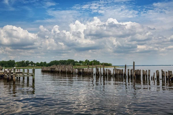 Ukotvit Staré Dřevěné Pilíře Keyport Přístavu Pobřeží New Jersey — Stock fotografie