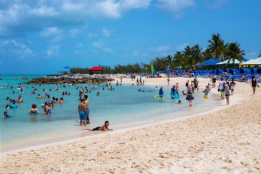 Prenses Cays, Bahamalar - 8 Temmuz - eğlenceyle dolu bir aile plaj sahne üzerinde 8 Temmuz 2018 yılında küçük prenses Cays Bahamalar ada.
