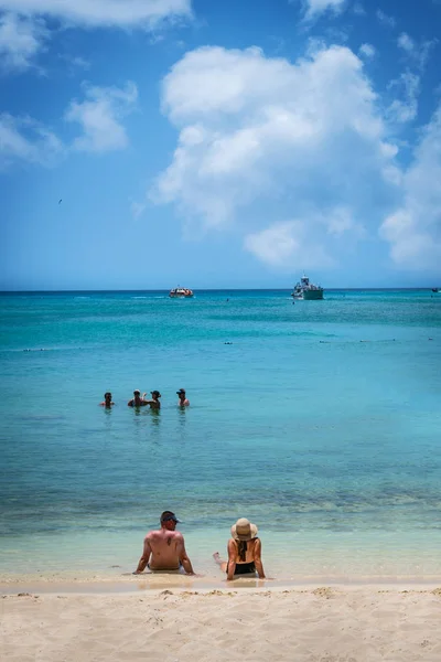 Princess Cays Bahamas July Couple Relaxes Beach July 2018 Small — Stock Photo, Image