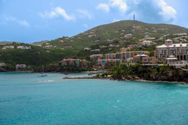 Dağlar ve St Thomas sahil ABD Virgin Adaları doğal bir görünüm.